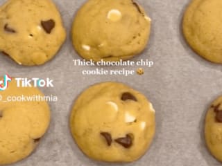 These chocolate chip cookies are thick, chewy and delicious 🍪 I