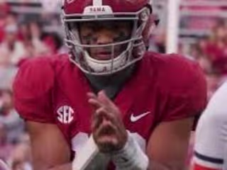 Tua Tagovailoa pre-snap versus the Auburn