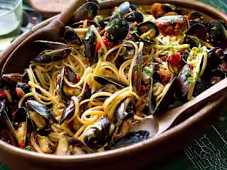 The Fifteen Minute Dinner: Mussels with Pasta and Veggies!