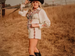 Kenzie Calvert on Instagram: “Give em the ole razzle dazzle! Pai