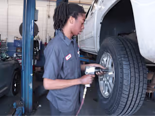 Difference Between An Auto Mechanic And Auto Body Specialist