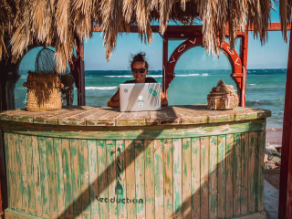 How to Choose the Right Travel Job For You