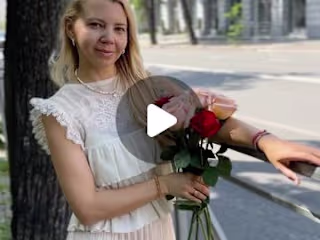 🌹 We give flowers to women on the street