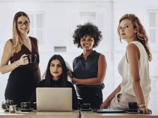 LinkedIn Management - HR Girlfriends