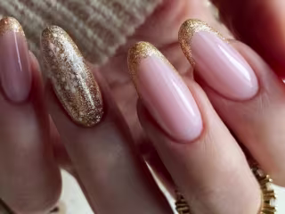 Accessorize Your Holiday Look with These Trendy Winter Nail Des…