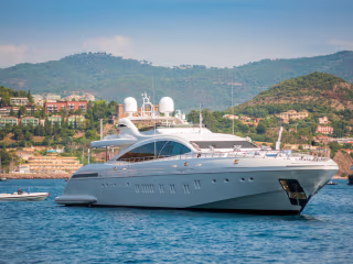 How Much Does It Cost To Charter A Yacht? (Pricing Charts Inclu…
