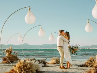 Romantic Surprise Beach Engagement at Playa S’Arena - Popped Bl…
