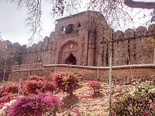 Lucknow  to Jhansi Cab