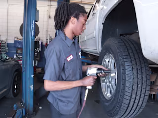 Difference Between An Auto Mechanic And Auto Body Specialist