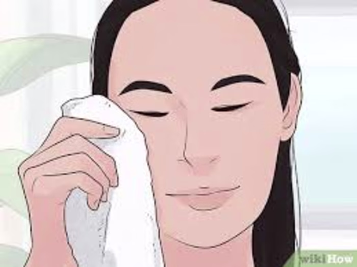 A Guide to Properly Cleansing Your Face: Techniques and Products
