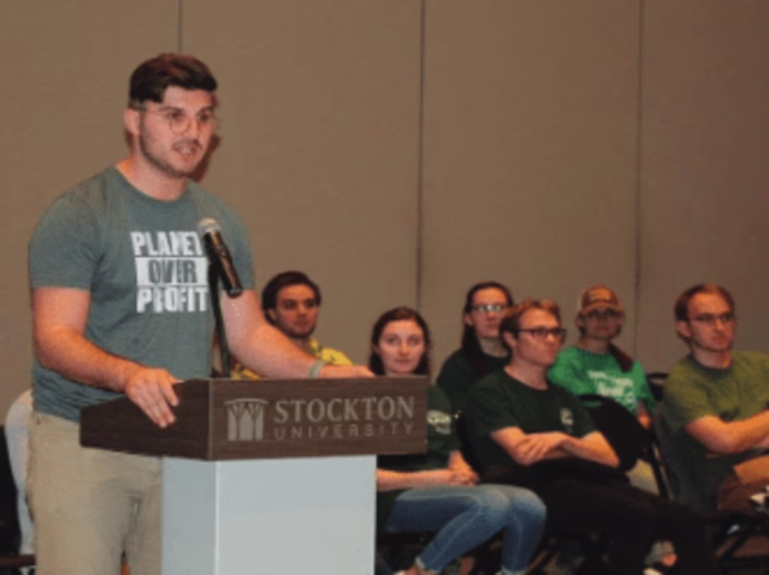 PARTIAL PLASTIC BAN PROPOSED TO STUDENT SENATE