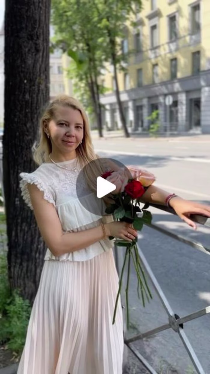 🌹 We give flowers to women on the street