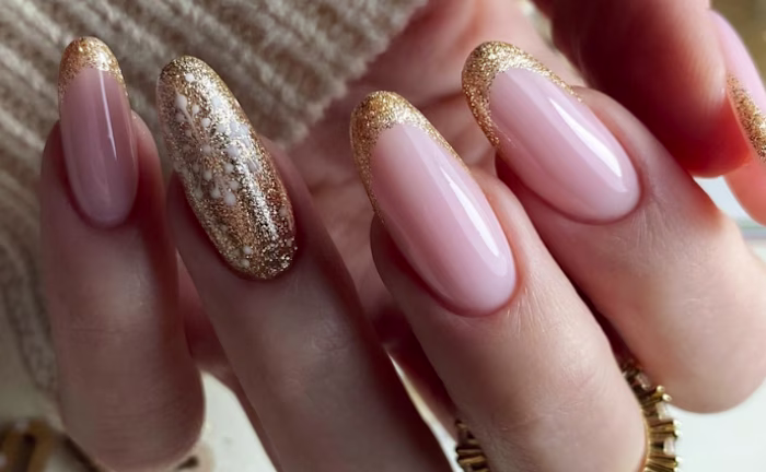Accessorize Your Holiday Look with These Trendy Winter Nail Des…