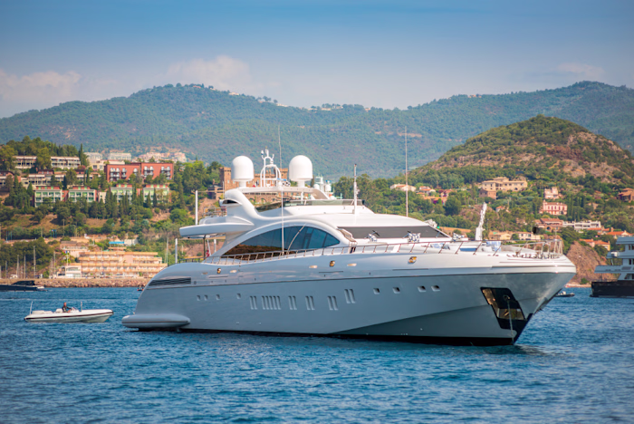 How Much Does It Cost To Charter A Yacht? (Pricing Charts Inclu…