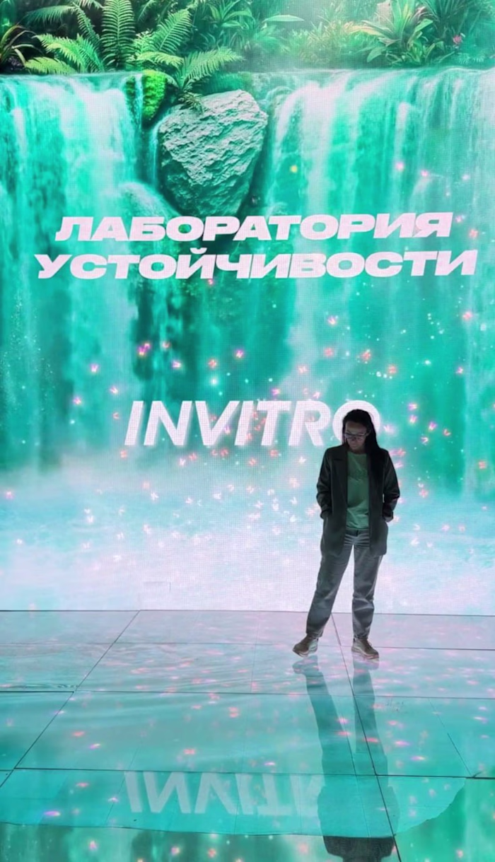 Project Title:
Invitro — Synchronized 3-Screen