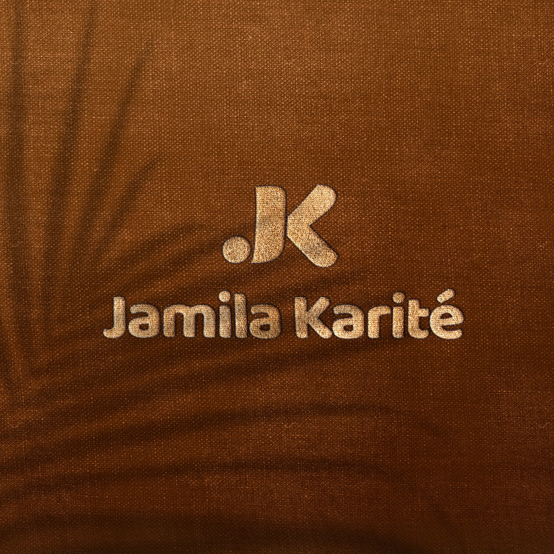 Discover with pride the result of our exciting collaboration: the brand new company logo. This artistic creation embodies an inimitable visual imprint that elegantly and charmingly expresses the very essence of the brand. Let yourself be enchanted by the subtle blend of aesthetics and natural beauty that shines through this logo.