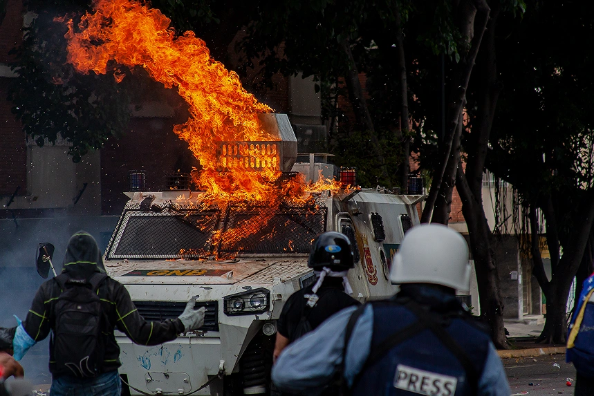 A protestor throws a molotov cocktail to a national guard’s truck. Photo by Iñaki Zugasti (2017).