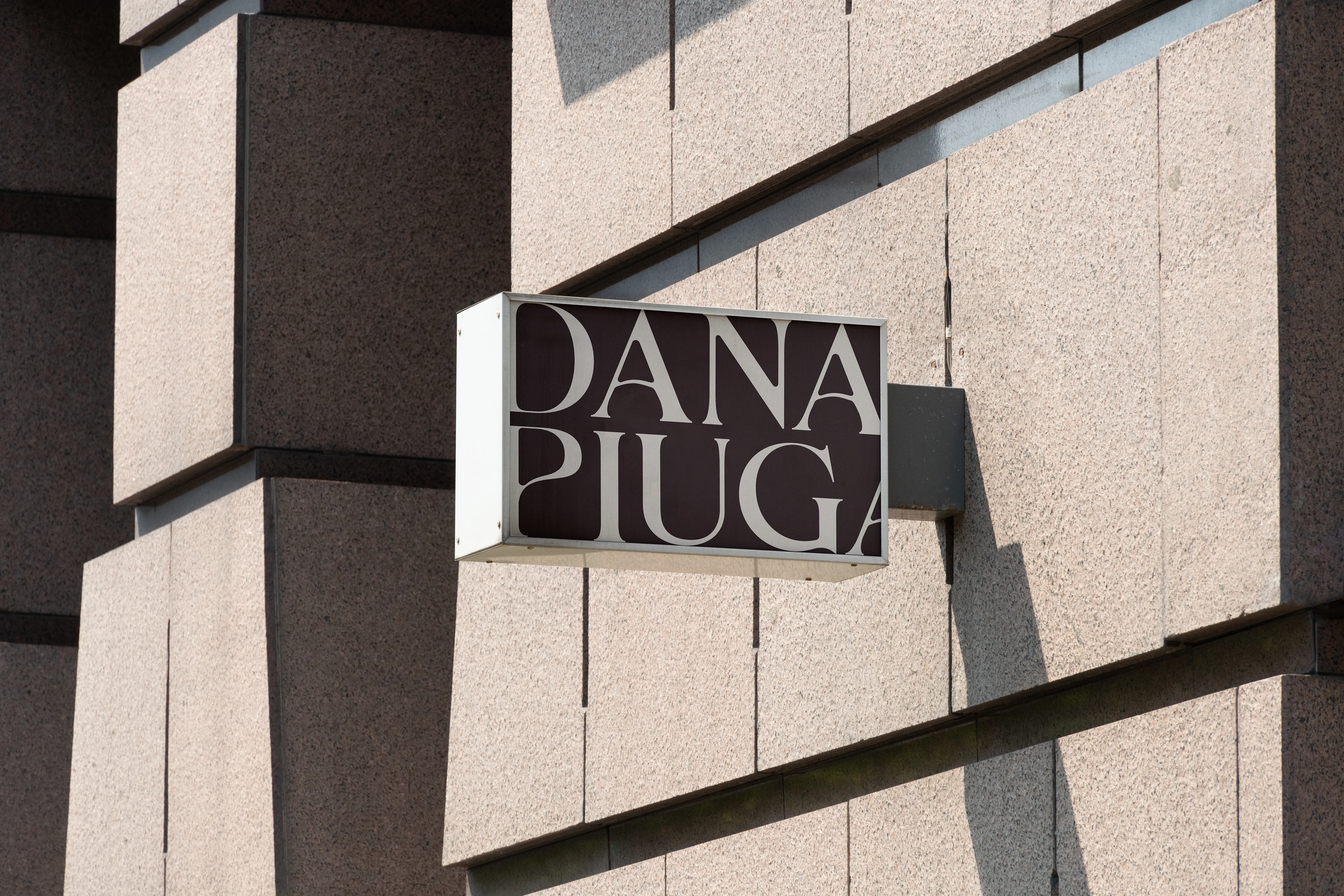 TRANSLATING THE BRAND INTO IMAGERY
The visual aesthetic is a direct reflection of the brand's essence.

VISUAL IDENTITY
Logos: Fluid shapes evoking femininity and nature.
Colour Palette: Warm and sophisticated tones.
Typography: A blend of elegant and functional fonts.