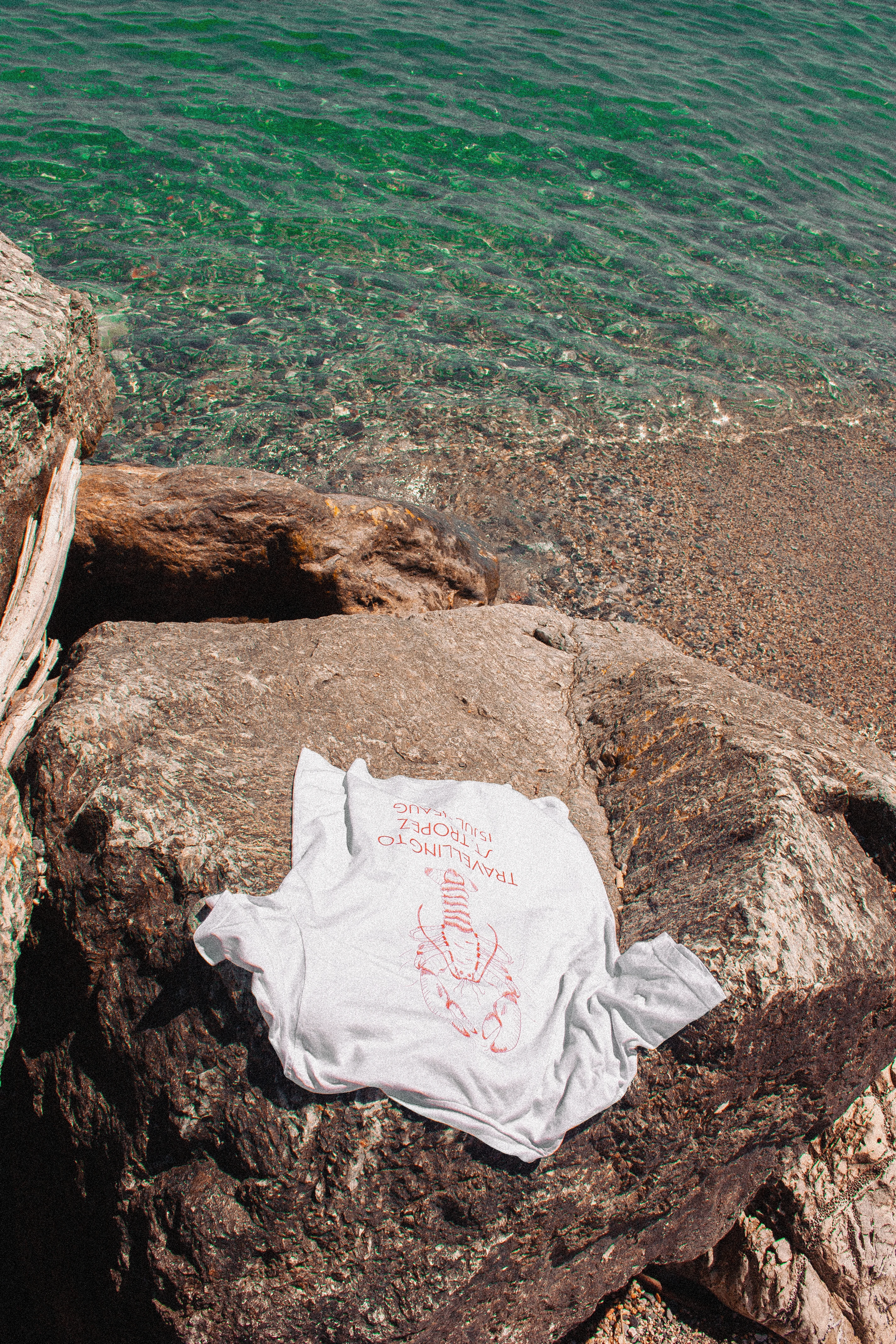 content for campaigns + social. website copy: Here for friends or not, this T-shirt is for any dating app aficionado with no plan to commit any further than to their next vacation. Practical Tip: Include dates and destination to queue link-ups in advance – status signalling comes as a bonus.

Oversize Unisex White T-shirt with a large-scale orange-red print on the back