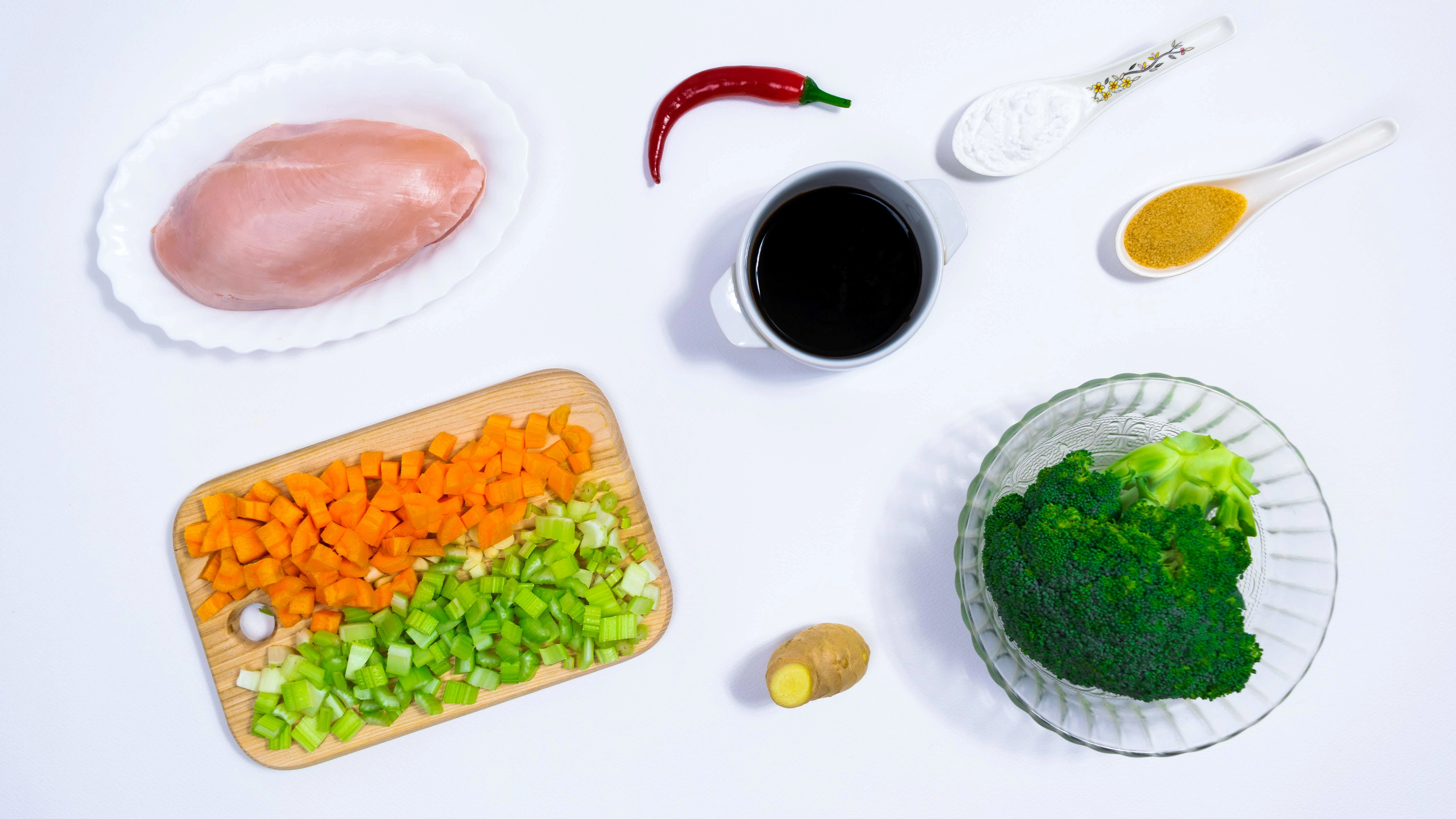 Ingredients:
• 1 cup brown rice
• ½ pound broccoli
• 2 medium stalks celery
• 1 medium carrot
• 1 small jalapeño or other chili pepper
• 1 clove garlic
• 6 ounces (170g) boneless chicken pieces or firm tofu
• ¼ cup low-sodium soy sauce
• 1 tablespoon brown sugar
• 1 tablespoon cornstarch
• 2 tablespoons canola oil
• ½ teaspoon ground ginger