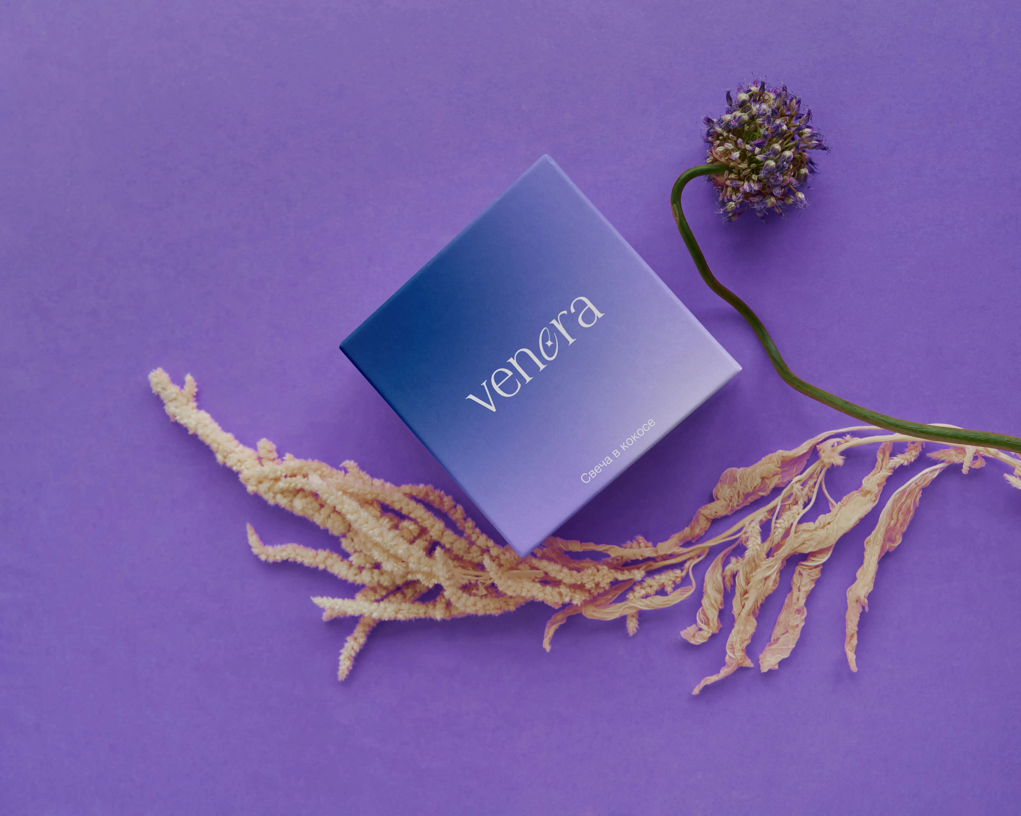 The candle box is designed in a minimalist style with a blue gradient, reminiscent of the evening sky. It brings to mind a sense of calm and tranquility.