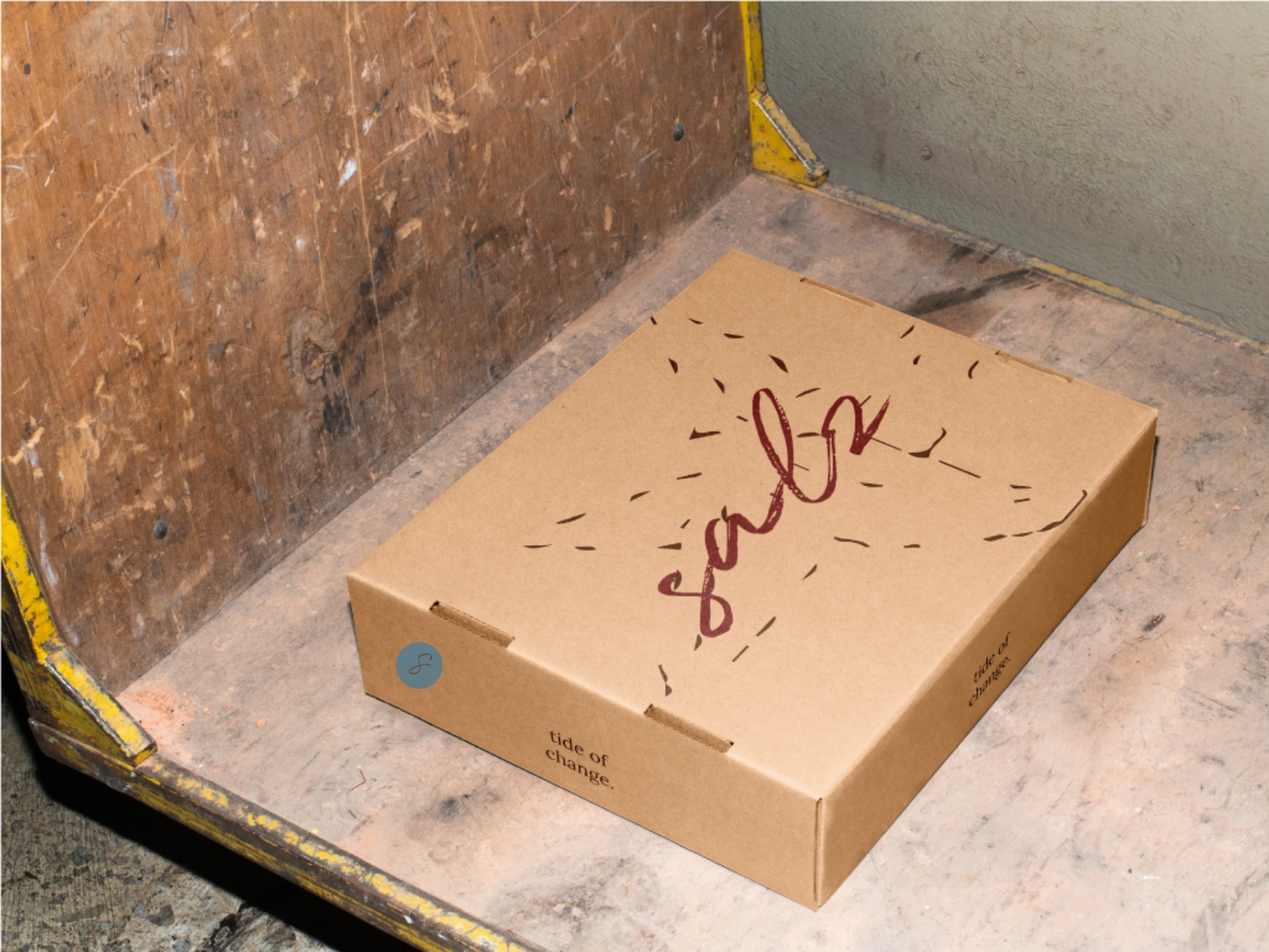 Unbleached, uncolored, untreated box packaging — featuring the brand’s logo and a delicate hand-drawn sea star illustration. A quiet nod to clean oceans and a cleaner way of doing business.