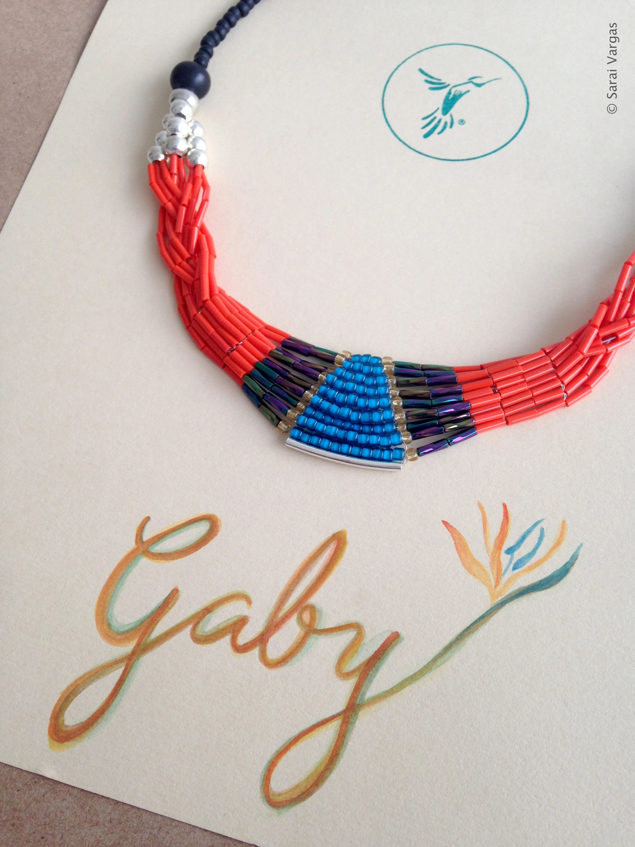 A custom necklace design and hand lettering artwork. (SP) Un collar de diseño único y escritura artística a mano.