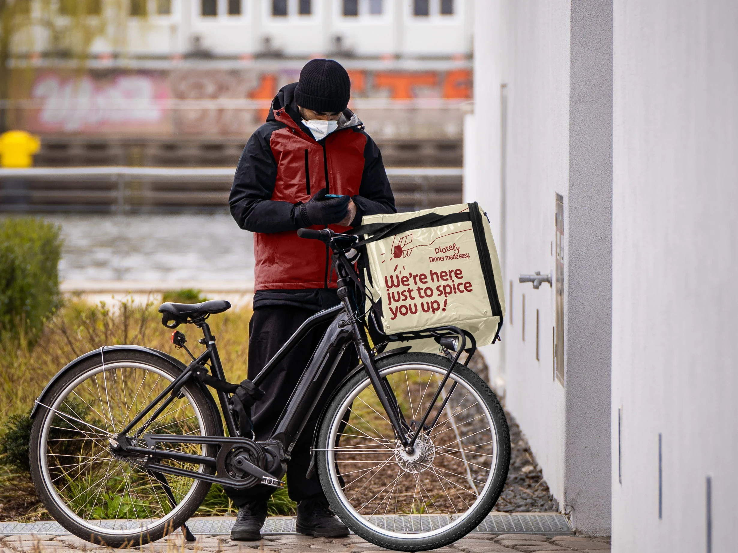 DELIVERY BACKPACK FULL-BODY SHOT