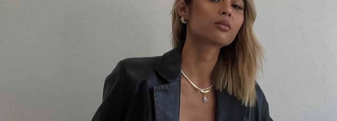 An Influencer show casing the Jewel