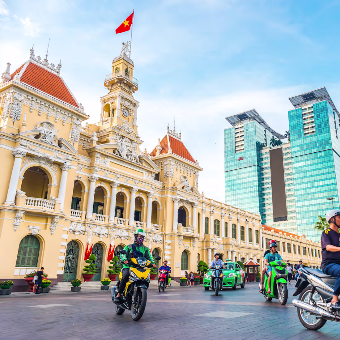 Cover image for An Open Letter to the Fearless Female Traveler: Saigon