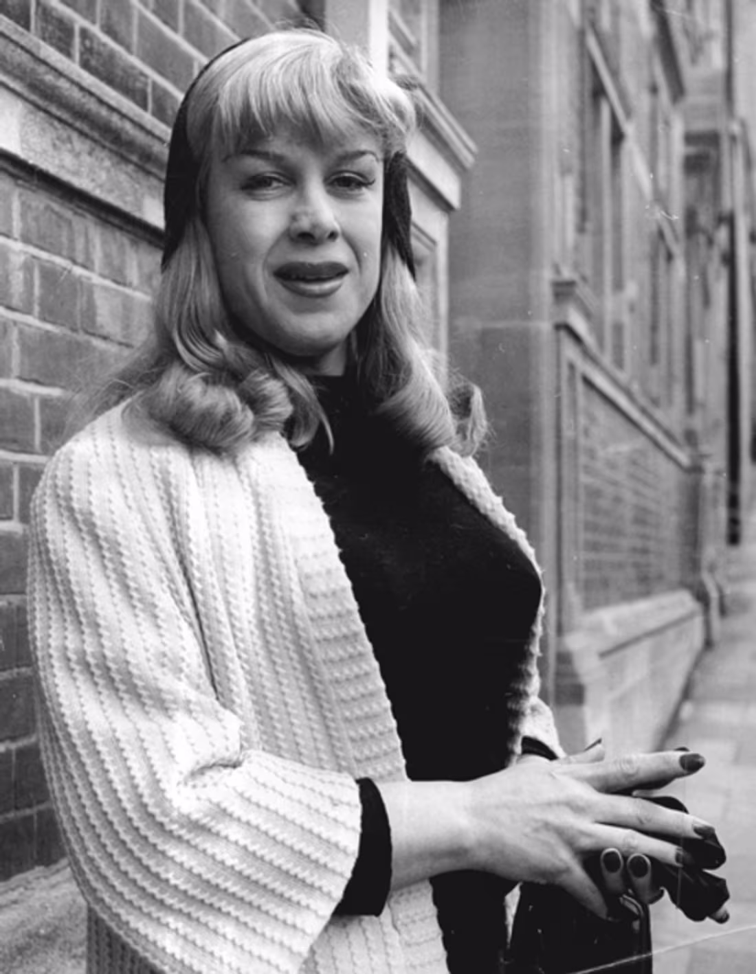 Cover image for Roberta Cowell