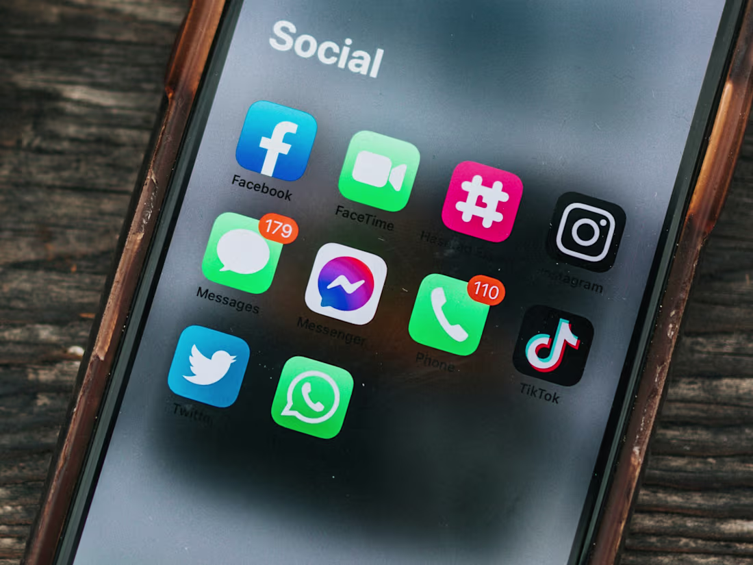 Cover image for Social Media Visual Branding
