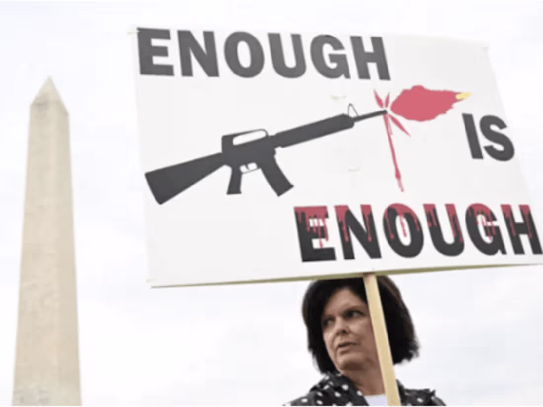 Cover image for Gun Control: A Controversial Issue in America
