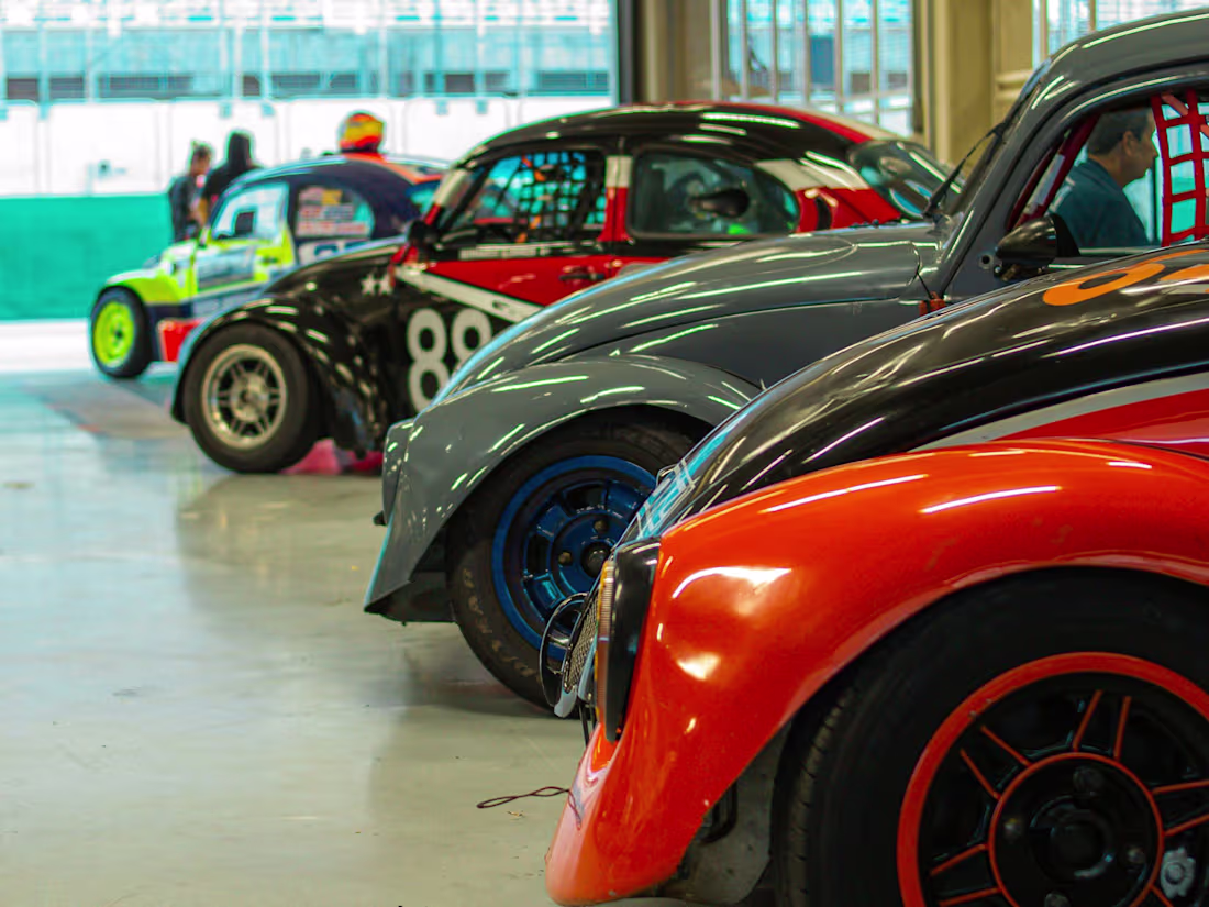 Cover image for Dealercompete