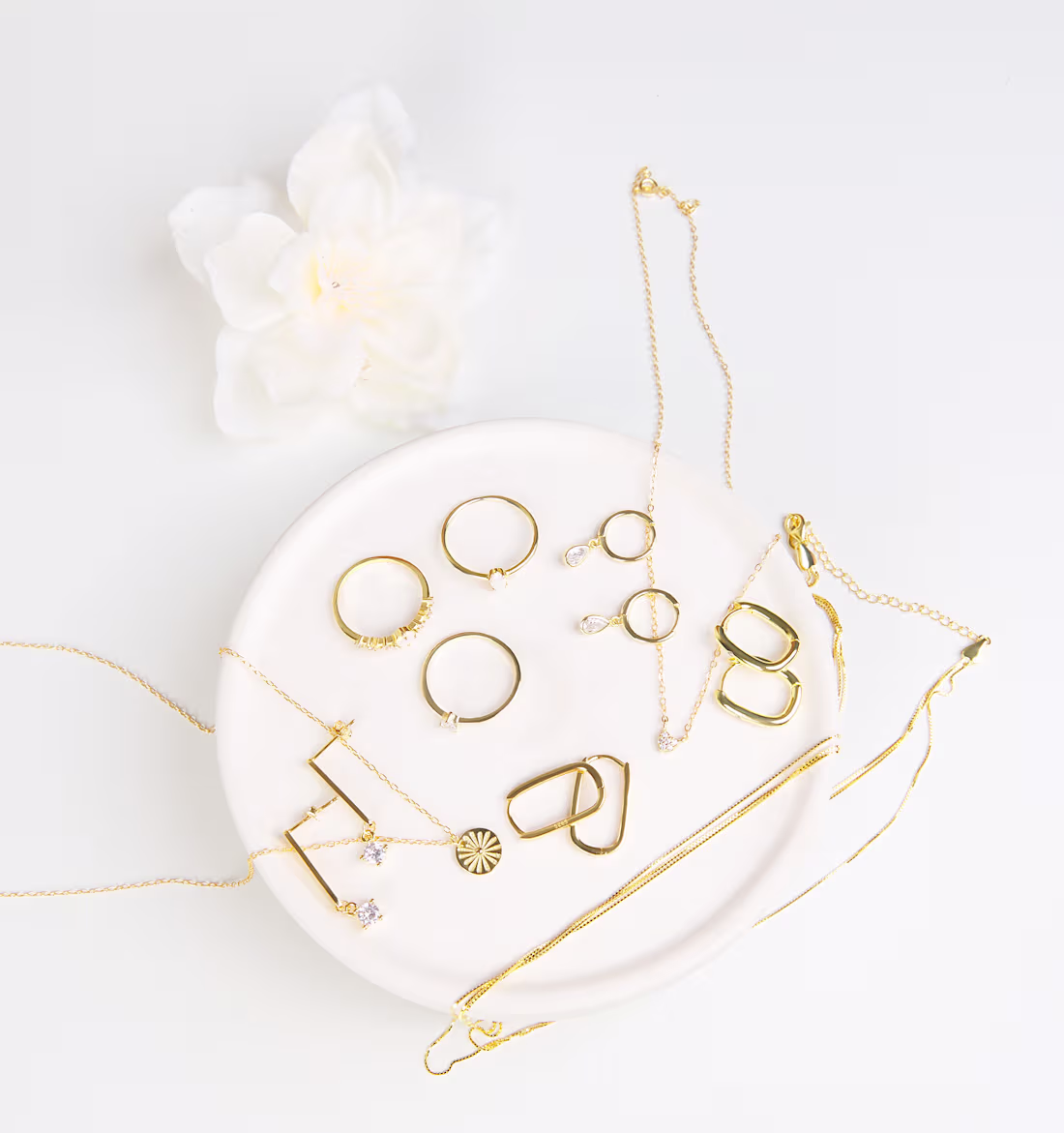 Cover image for Gold rings, necklaces and earrings