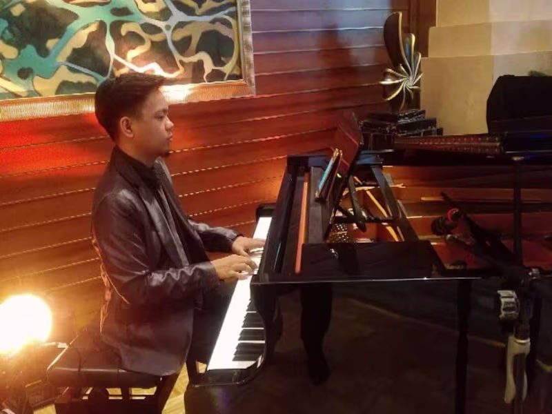 Cover image for Interactive Piano Lessons for All Ages