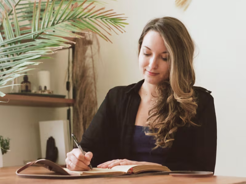 Cover image for Bestselling Substack: From the Desk of Amy Suto