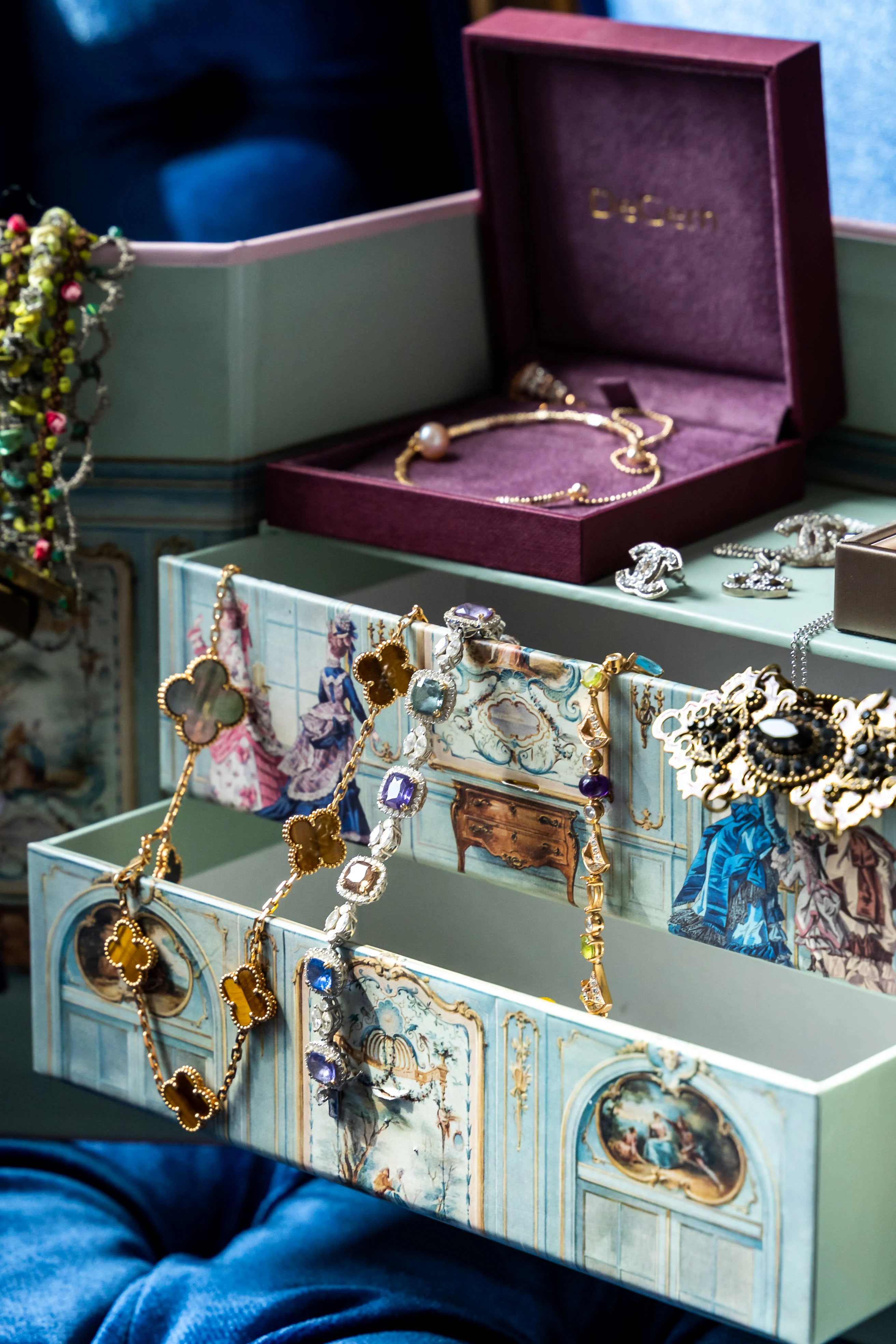 The mooncake box was reused as a jewelry storage