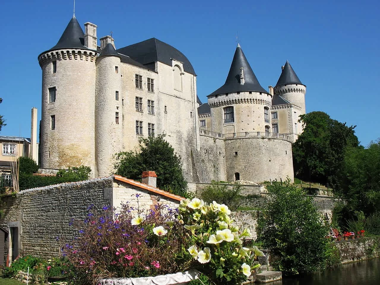 Château Verteuil, the castle residence of François de la Rochefoucauld in Verteuil-sur-Charentes, east of La Rochelle. His father governed Poitou from here. Photo by Mishastranger via Wikimedia Commons.