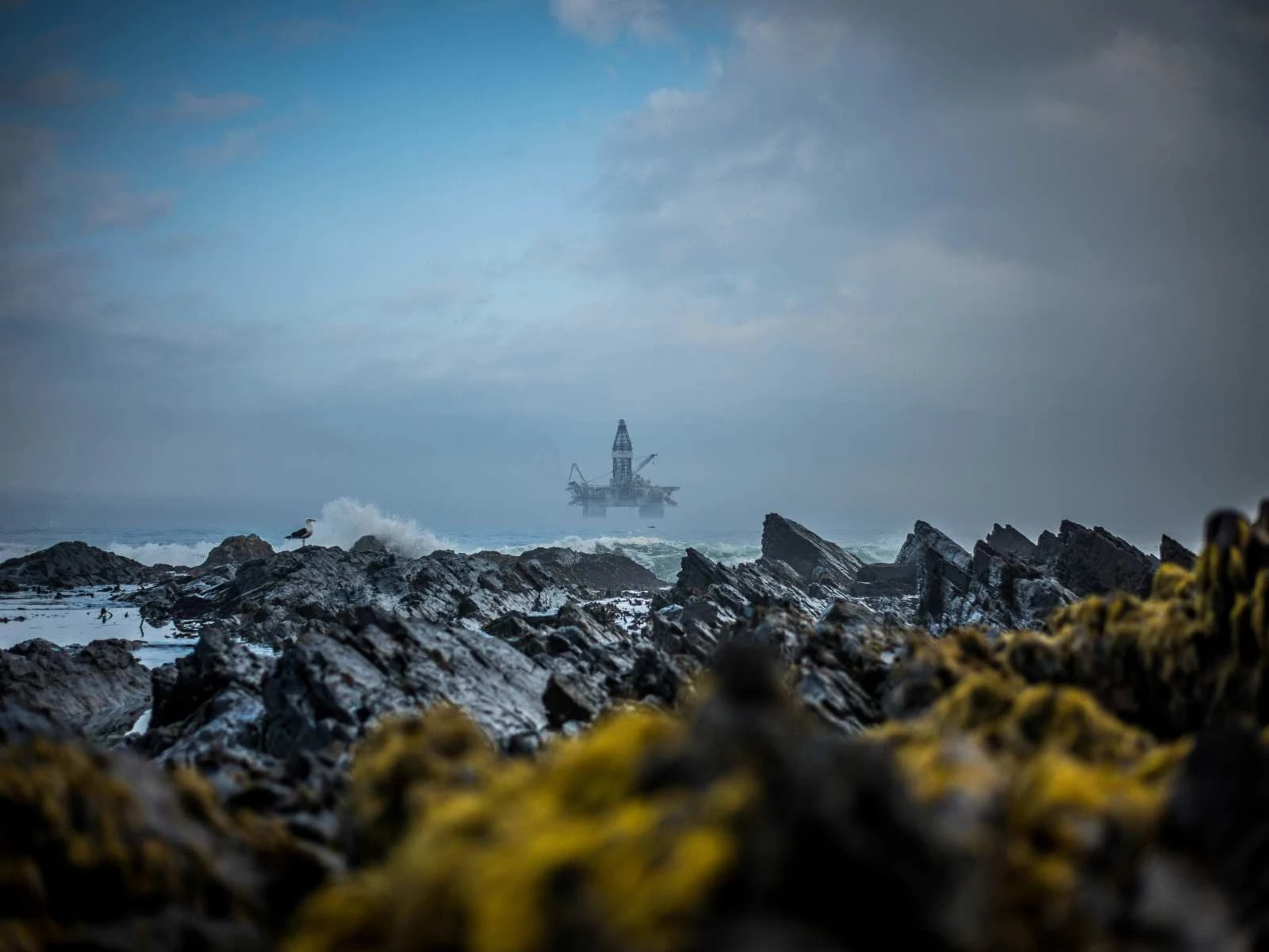 Oil platform in the distance. Original photo by Clyde Thomas / Unsplash