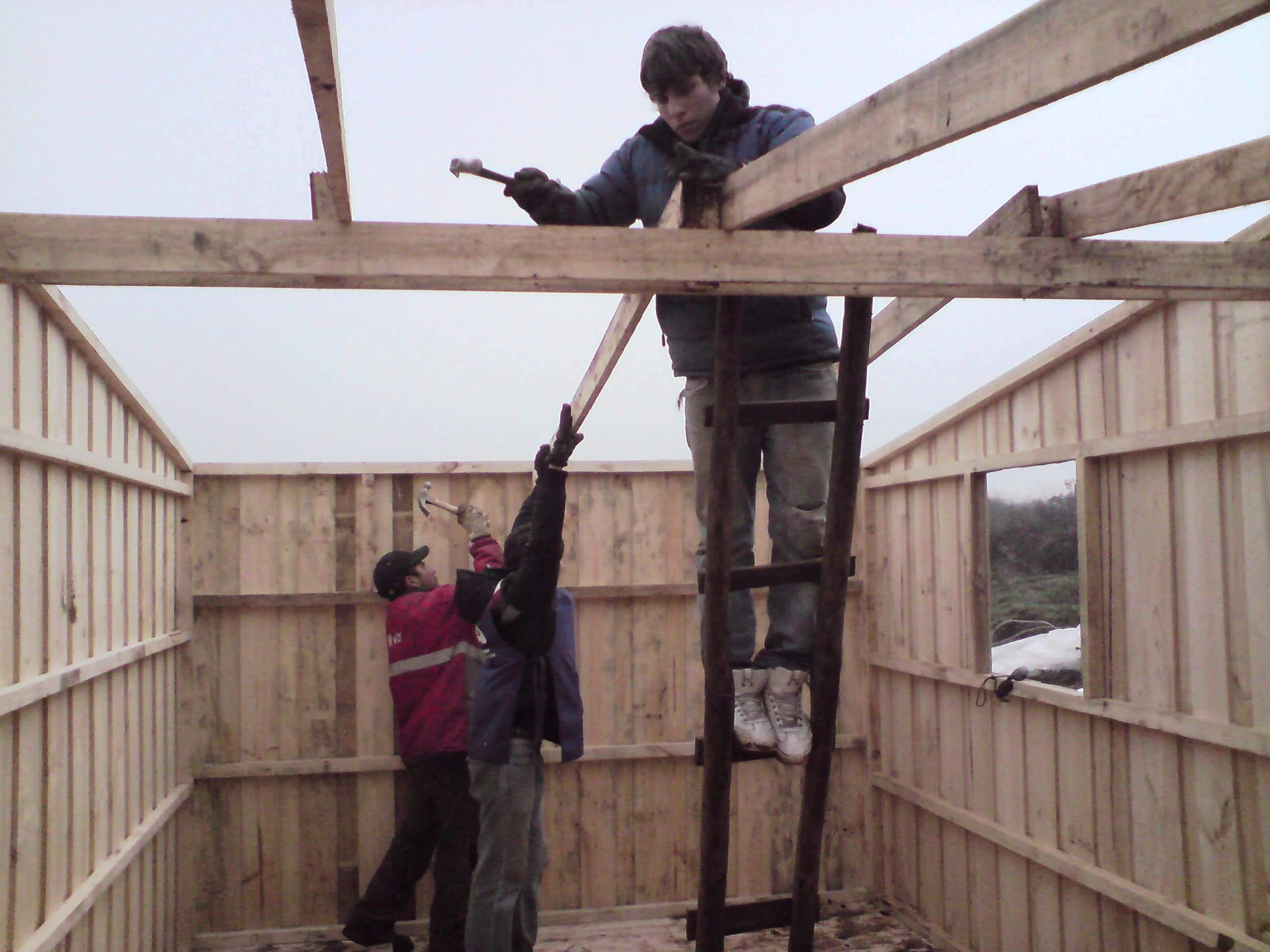 Setting secondary beams off of the main beam at Las Lomas. Photo by Ben Angel.