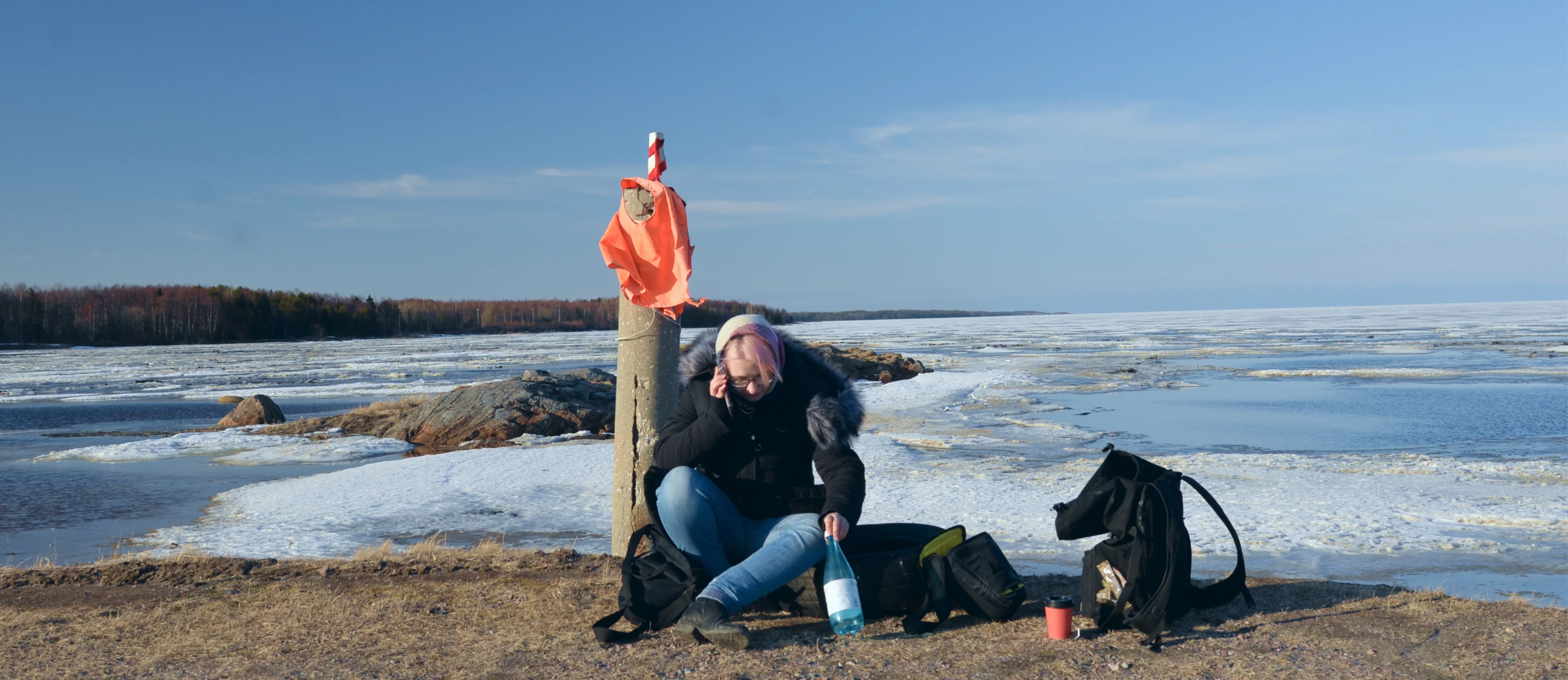 Photo of a tourist on the background of the White Sea