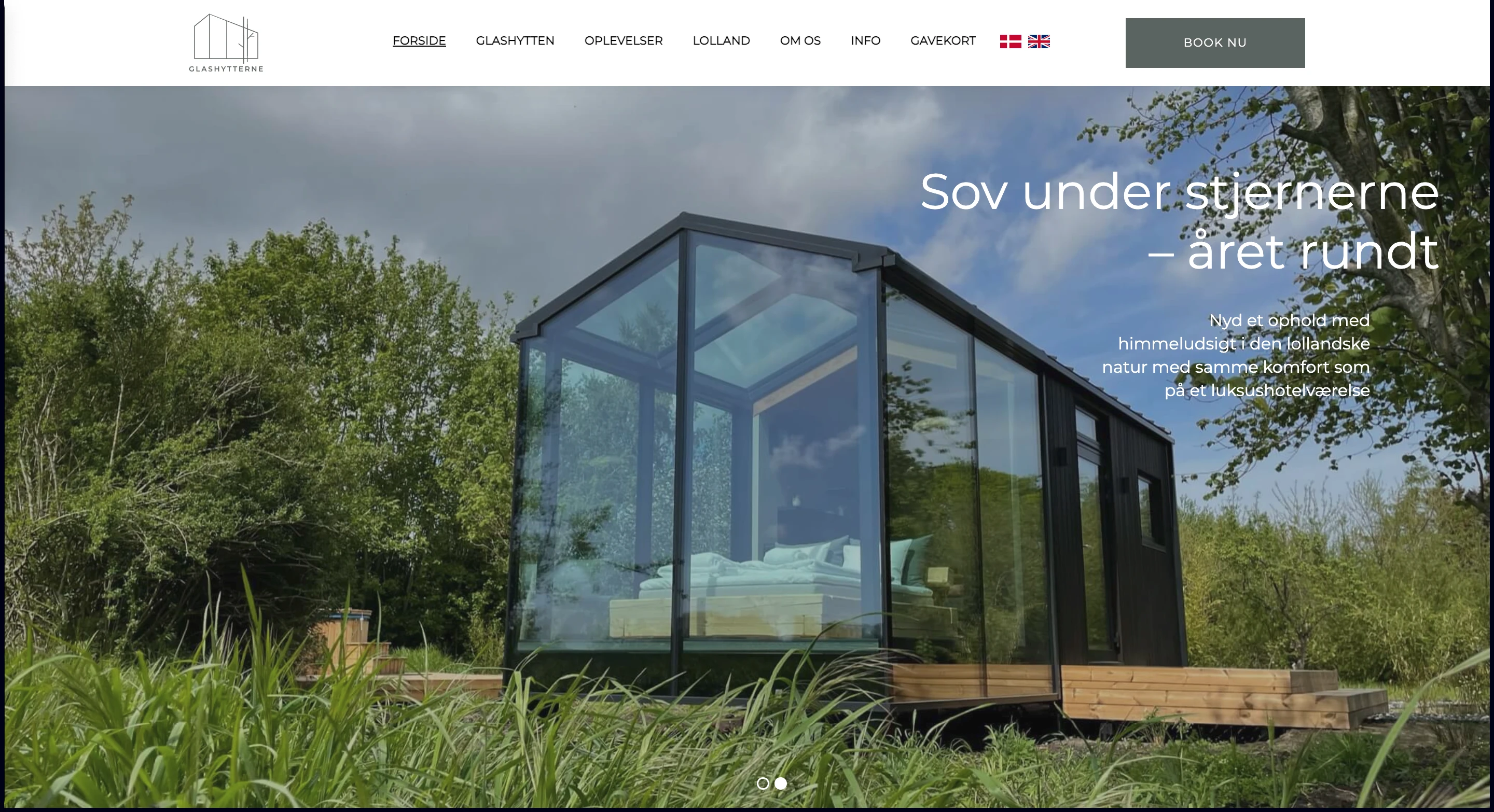 Hero banner of Glasshytterne.dk featuring one of the huts