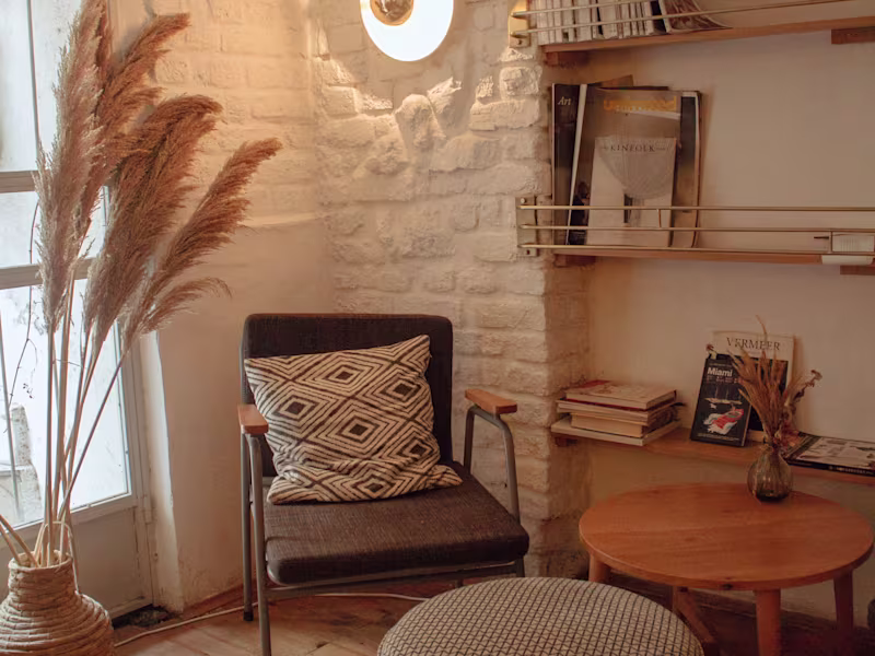 Cover image for Here is a Chair Guidebook to Select the Right Style
