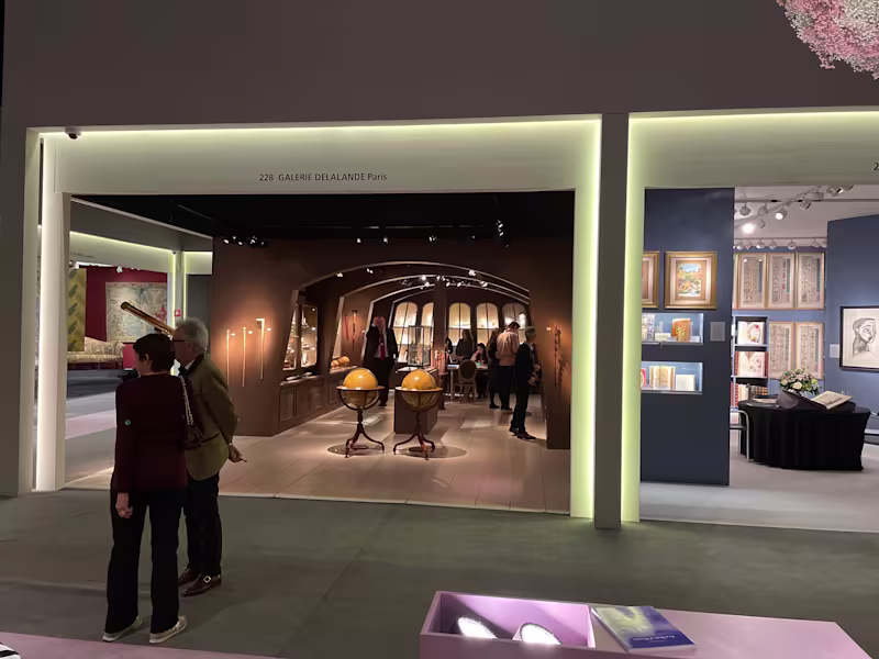 Cover image for Open up an art gallery