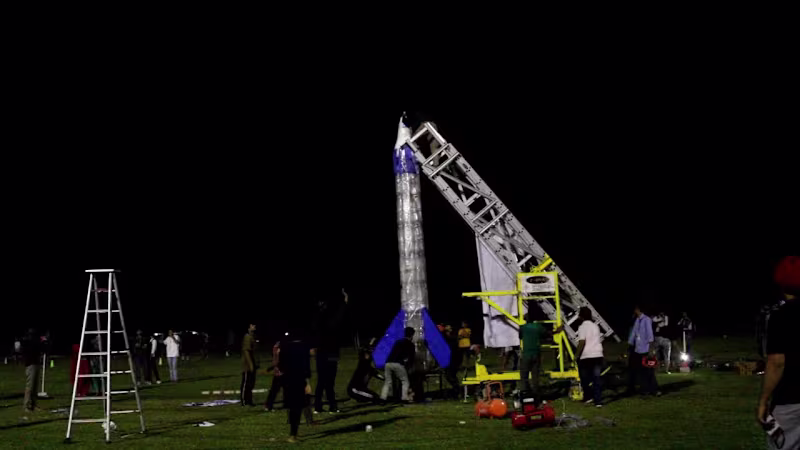 Cover image for World’s Largest Hydro Rocket, Gunnies Book of World Record