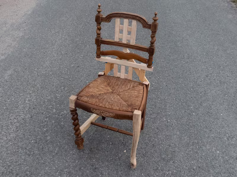 Cover image for LES VEINES DU TEMPS From three damaged wooden chairs, two of...