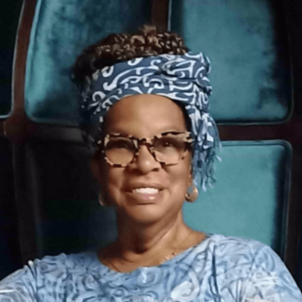 Dr Carylin Holsey