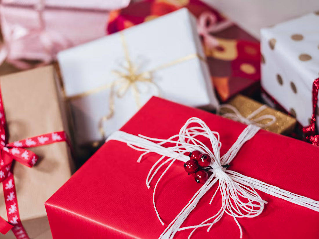 Cover image for 62 Amazing Christmas Gifts for College Guys