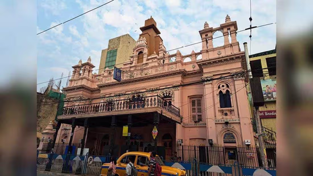 Cover image for Theatre and The Youth: A Crisis of Connection